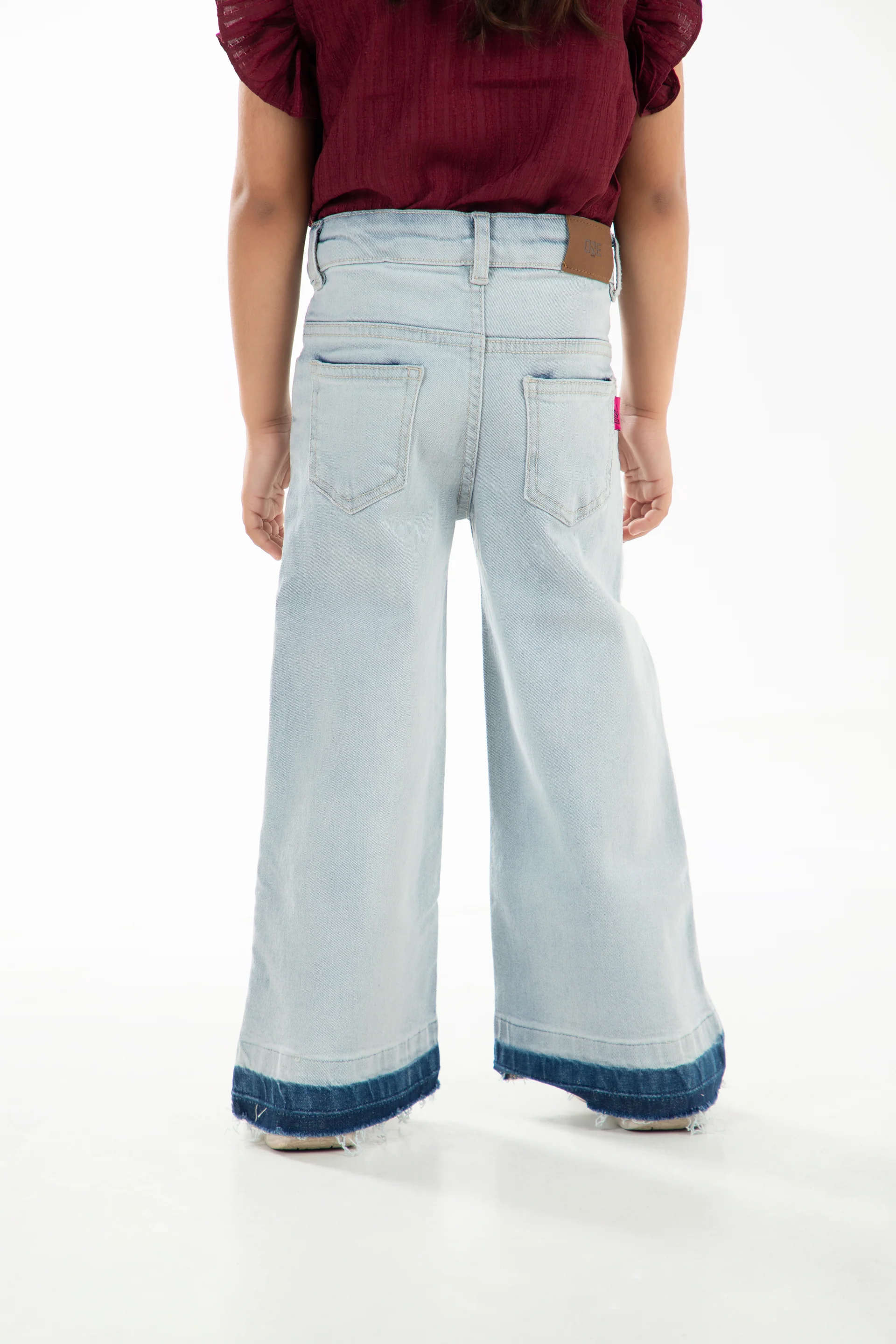 Contrasting Washed Jeans - Image 3