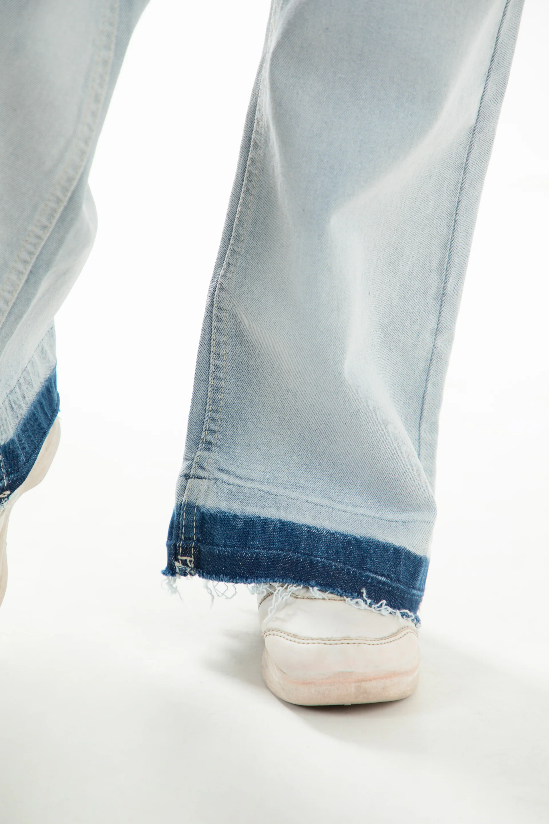 Contrasting Washed Jeans - Image 5