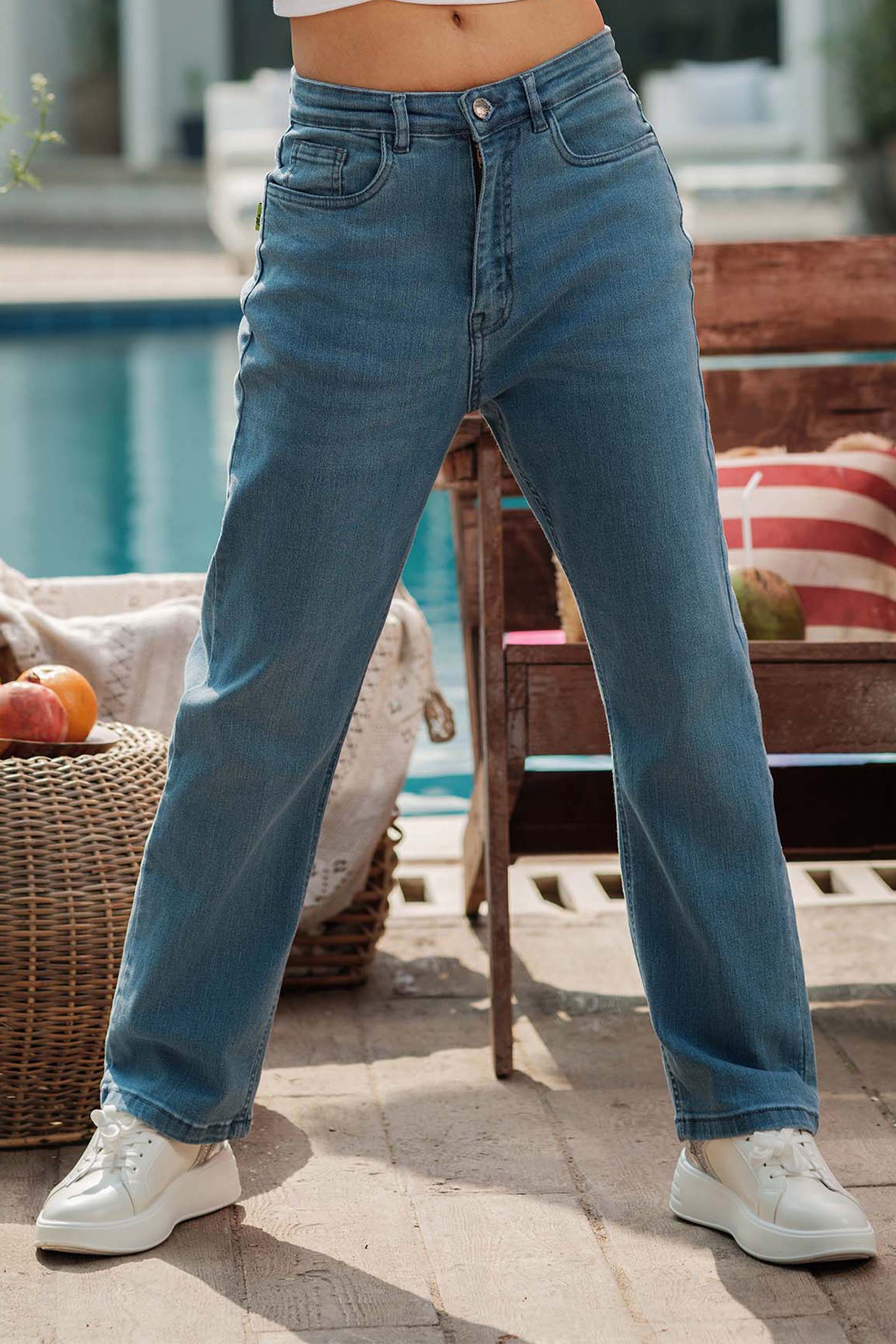 Basic Straight Jeans - Image 2