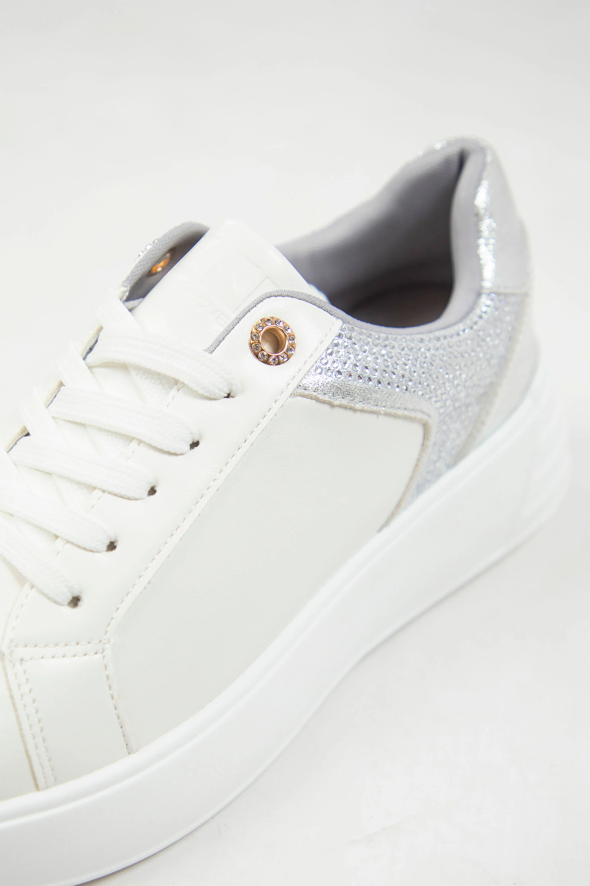 Contrasting Sneakers - Image 4